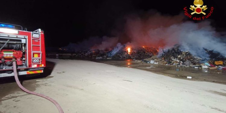 Incendio rifiuti nel Ravennate | Il video