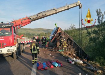 Vallesaccarda: Incidente sull’autostrada A16, coinvolti un pullman e cinque auto | Il video