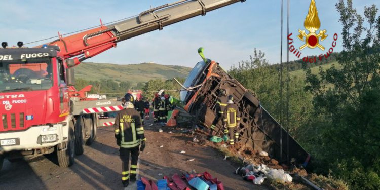 Vallesaccarda: Incidente sull’autostrada A16, coinvolti un pullman e cinque auto | Il video