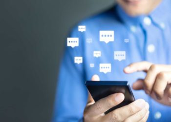 Controllo chat dei figli adolescenti: giusto o sbagliato?