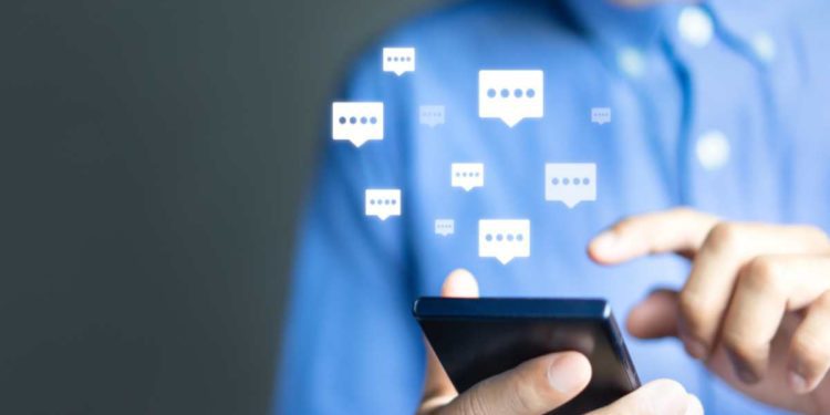 Controllo chat dei figli adolescenti: giusto o sbagliato?