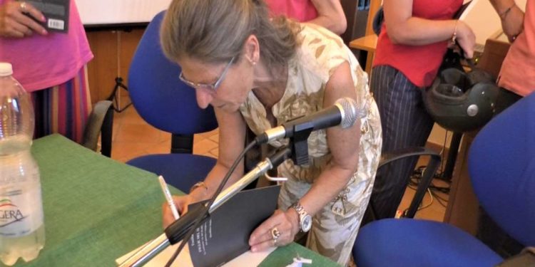 “FIGLIE DEL SILENZIO”, PRESENTATO AD ISCHIA IL LIBRO DELLA DOTT.SSA EMILIA CECE SULLE TORTUOSE VIE DEL DESIDERIO FEMMINILE TRA GUERRA E TEMPO DI PACE