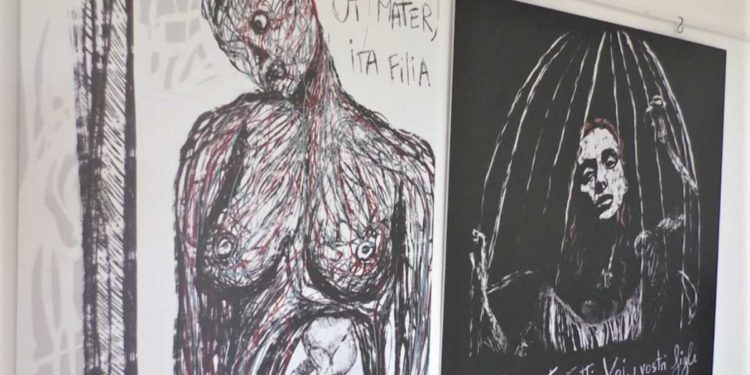 AI GIARDINI RAVINO DI FORIO LA MOSTRA DELL’ARTISTA MILA MARANIELLO SUI MISTERI E LE LEGGENDE DELLA CITTA’ DI NAPOLI