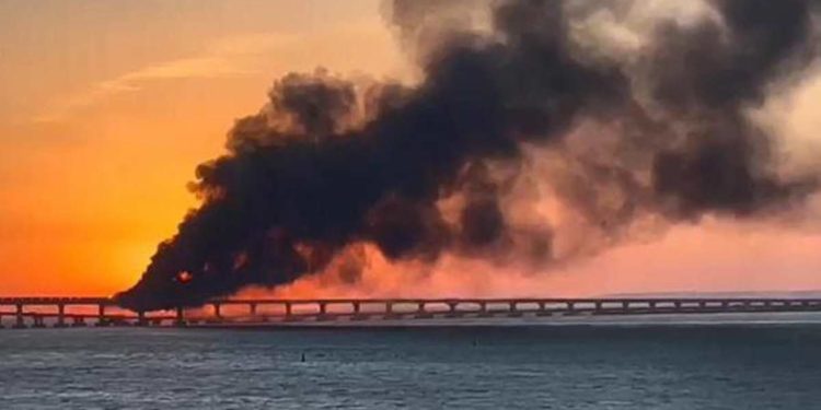 Ucraina, Kiev ammette attacco a ponte di Kerch che collega Russia e Crimea
