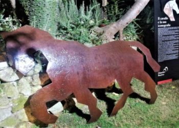 AI GIARDINI RAVINO DI FORIO LA MOSTRA DI FELICE MEO, TRA INDOLENTI E MITICI CAVALLI, IMBIZZARRITI E «SCOSSI»