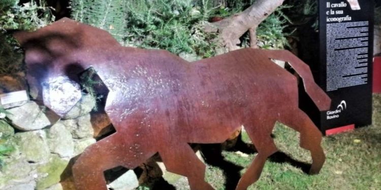 AI GIARDINI RAVINO DI FORIO LA MOSTRA DI FELICE MEO, TRA INDOLENTI E MITICI CAVALLI, IMBIZZARRITI E «SCOSSI»