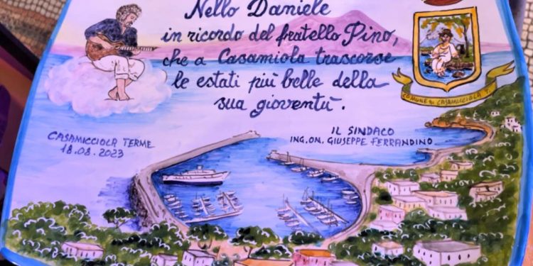 CASAMICCIOLA, EMOZIONI E COMMOZIONE IN PIAZZA MARINA PER LO STRAORDINARIO CONCERTO DI NELLO DANIELE TENUTO IN RICORDO DEL FRATELLO PINO