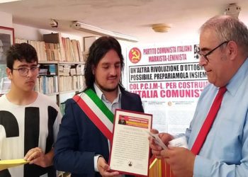 IL SINDACO DI BACOLI JOSI DELLA RAGIONE A ISCHIA ONORA LA MEMORIA DI DOMENICO SAVIO RECANDOSI SULLA SUA TOMBA CON LA FASCIA TRICOLORE E RITIRA IL PRESTIGIOSO PREMIO DEDICATO AL FONDATORE DEL PCIM-L