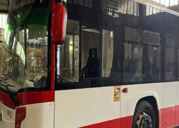 Sfonda il vetro del bus, colpisce l’autista con un casco e scappa