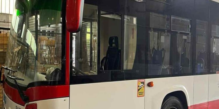 Sfonda il vetro del bus, colpisce l’autista con un casco e scappa