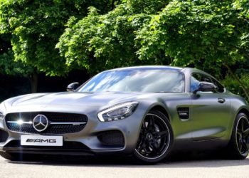 Dietro il Volante del Lusso: Curiosità e Tendenze del Noleggio di Vetture d’Élite