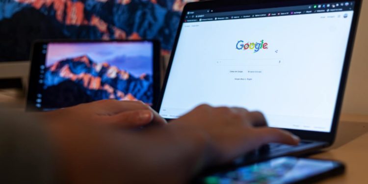 “Dottor google” non funziona per le adolescenti che voglio saperne di più sulle mestruazioni (mamma e insegnante sì)