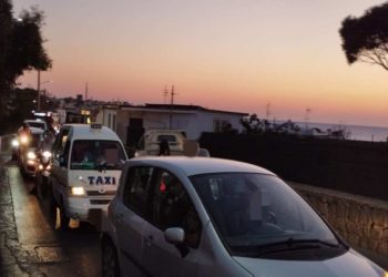 SENSO UNICO IN VIA BAIOLA ED INCIDENTE VICINO IL DISTRIBUTORE AGIP: TRAFFICO IN TILT AGLI INGRESSI DI VIA SPINAVOLA E LUNGHE CODE DI AUTO DALLA CHIAIA E SINO AL CENTRO DEL PAESE E IN ZONA SCENTONE