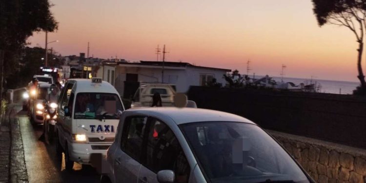 SENSO UNICO IN VIA BAIOLA ED INCIDENTE VICINO IL DISTRIBUTORE AGIP: TRAFFICO IN TILT AGLI INGRESSI DI VIA SPINAVOLA E LUNGHE CODE DI AUTO DALLA CHIAIA E SINO AL CENTRO DEL PAESE E IN ZONA SCENTONE