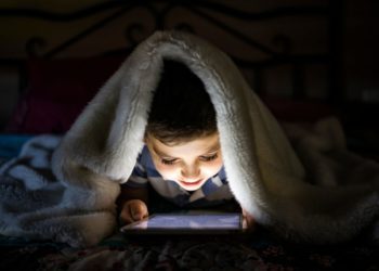 Ansia e insonnia da tablet e device per bimbi, mai schermi sotto i 3 anni