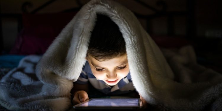 Ansia e insonnia da tablet e device per bimbi, mai schermi sotto i 3 anni