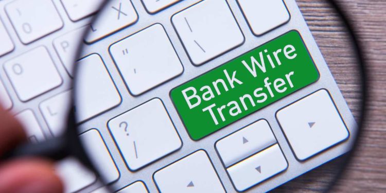 Bonifico istantaneo sempre più diffuso ma nell’87% dei casi c’è una commissione extra