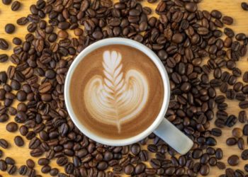 La caffeina come rimedio contro la caduta dei capelli. Ma attenzione a non esagerare