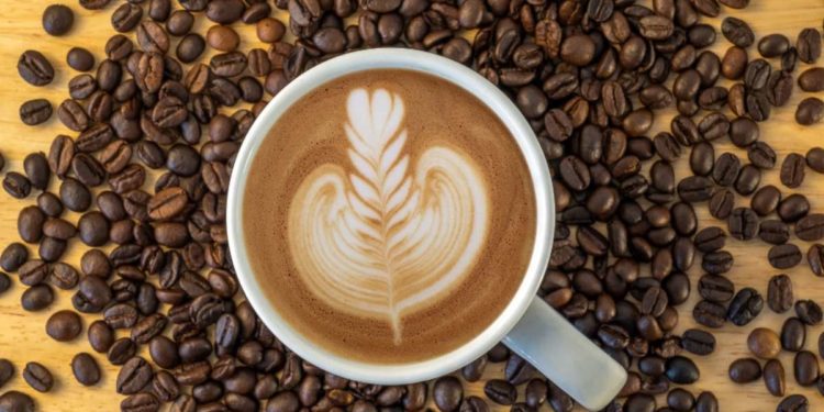 La caffeina come rimedio contro la caduta dei capelli. Ma attenzione a non esagerare