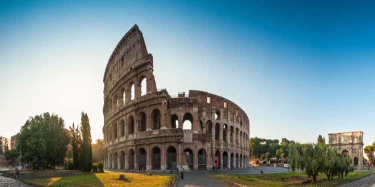 Allarme bomba al Colosseo, sul posto gli artificieri