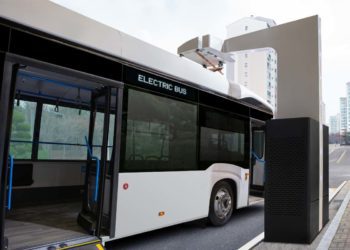 Paura a Mestre, autobus elettrico sbatte contro un pilastro, 15 feriti