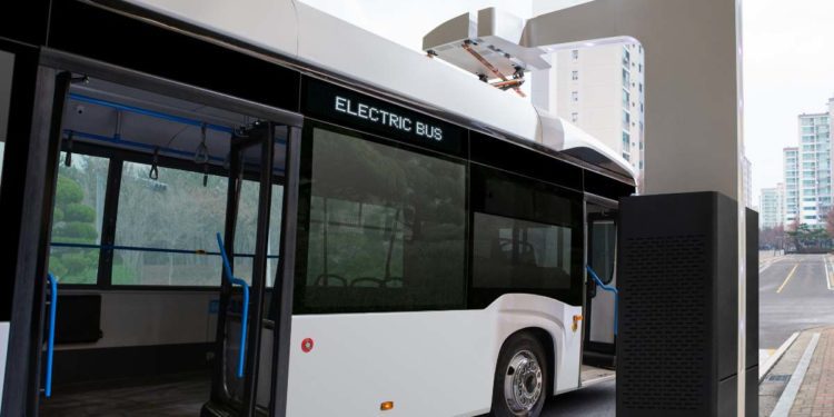 Paura a Mestre, autobus elettrico sbatte contro un pilastro, 15 feriti