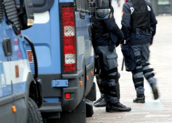 Si ribalta un furgone pieno di migranti nascosti illegalmente