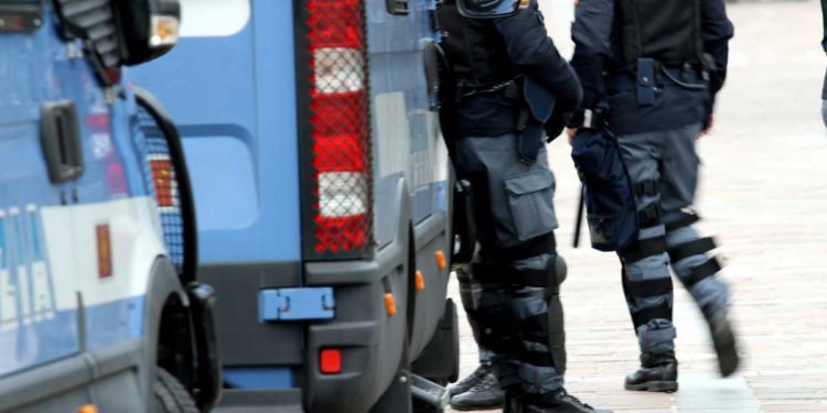 Si ribalta un furgone pieno di migranti nascosti illegalmente