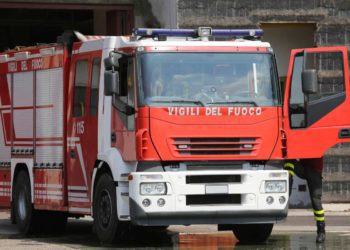 Torre Le Nocelle, Avellino: brucia deposito Isapan