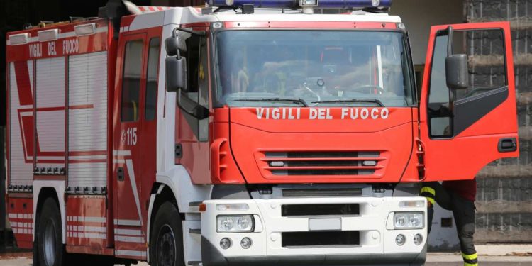 Torre Le Nocelle, Avellino: brucia deposito Isapan