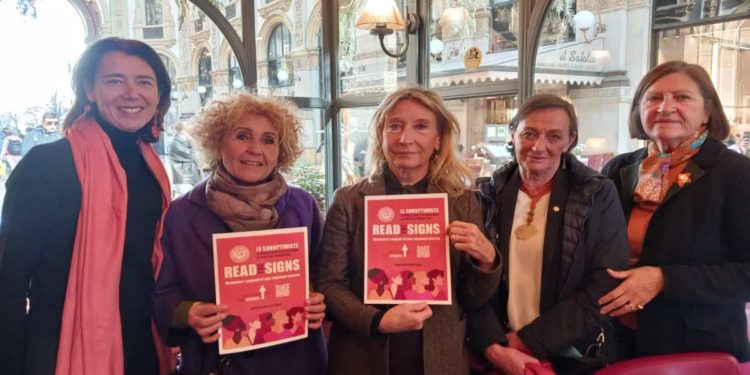 LA GALLERIA DI MILANO IN ARANCIONE  CONTRO LA VIOLENZA SULLE DONNE