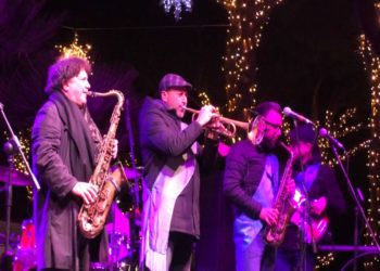 ENZO AVITABILE INCANTA CASAMICCIOLA: IN MIGLIAIA HANNO ASSIEPATO PIAZZA MARINA PER IL CONCERTO COI BOTTARI E BLACK TARANTELLA