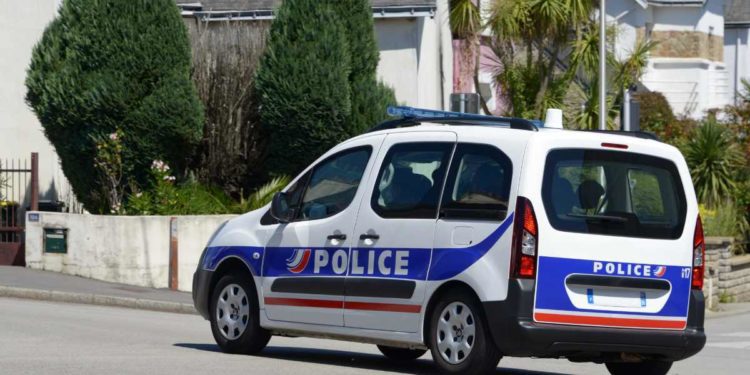 Francia, madre e 4 figli trovati morti in casa: il padre in fuga