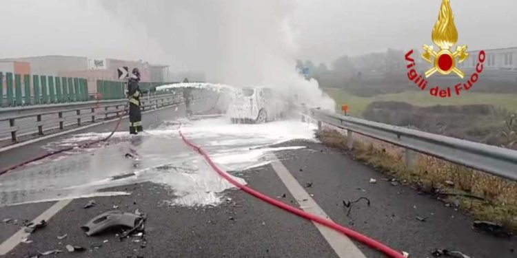 Auto in fiamme nel Veronese, illesa la conducente ! Il video