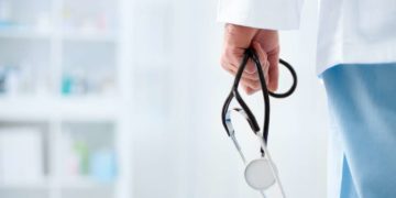 Roma, va in ospedale per un mal di gola e muore a 44 anni