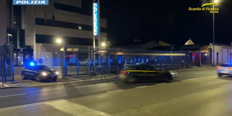 Associazione per delinquere, sfruttamento della prostituzione, truffa e detenzione di armi clandestine