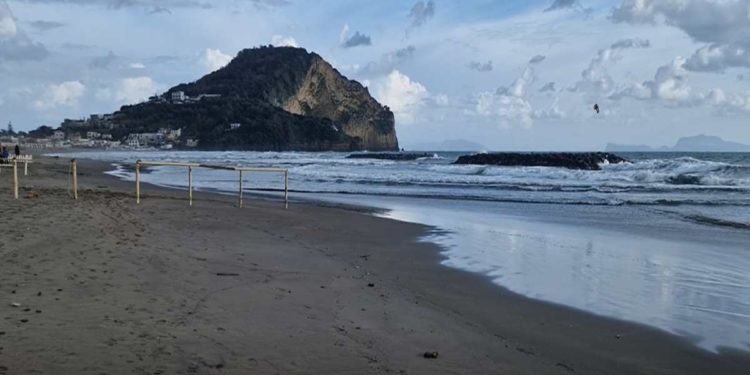 BOTTIGLIA CON MESSAGGIO RINVENUTA SULLA SPIAGGIA DI BACOLI, DARIO GRANDE: “ANDRO’ A MAIORCA A CERCARE IL RAGAZZINO DI 11 ANNI CHE L’HA LANCIATA IN MARE”