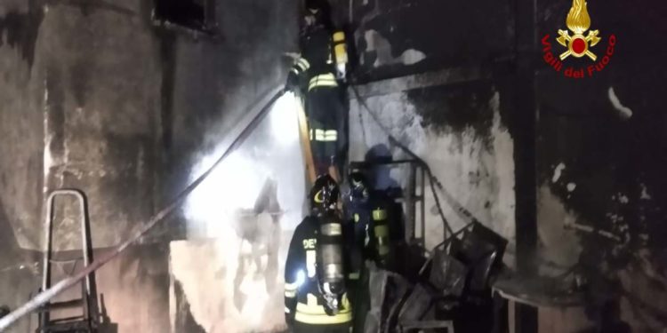 Carrè: Incendio di un capannone | il video
