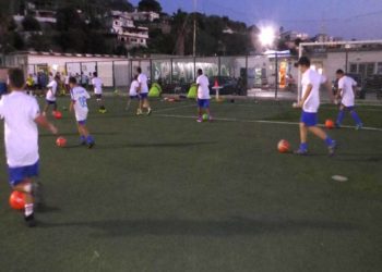 EPISODIO DA LIBRO CUORE AL CAMPO SPORTIVO “SALVATORE CALISE”, I GIOVANI CALCIATORI DEL “FORIO UNITED” SI OPPONGONO ALL’ESPULSIONE DEL PORTIERE AVVERSARIO: “DEVE GIOCARE, LA PARTITA E’ APPENA INIZIATA”