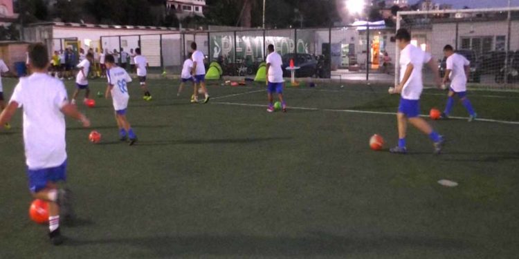 EPISODIO DA LIBRO CUORE AL CAMPO SPORTIVO “SALVATORE CALISE”, I GIOVANI CALCIATORI DEL “FORIO UNITED” SI OPPONGONO ALL’ESPULSIONE DEL PORTIERE AVVERSARIO: “DEVE GIOCARE, LA PARTITA E’ APPENA INIZIATA”