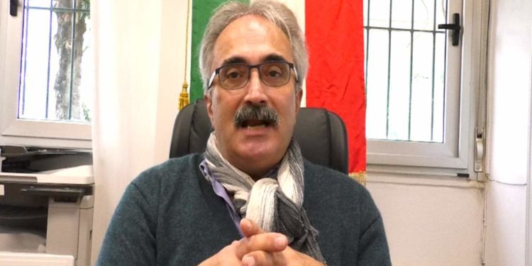 TRAGEDIA A ISCHIA DOVE UN DICIANNOVENNE SI E’ SUICIDATO, IL MONITO DEL DIRIGENTE SCOLASTICO SIRONI: “BISOGNA AFFRONTARE IL DRAMMA DEL DISAGIO GIOVANILE”