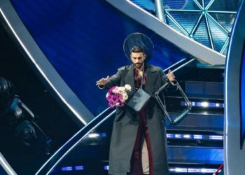 Sanremo 2024, Mengoni distribuisce il ‘preserbacino’: ecco il kit a prova di Festival