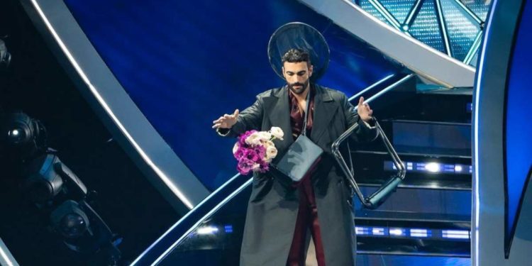 Sanremo 2024, Mengoni distribuisce il ‘preserbacino’: ecco il kit a prova di Festival