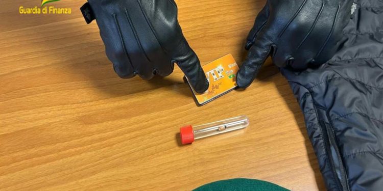 Microcamera e auricolare all’esame per la patente