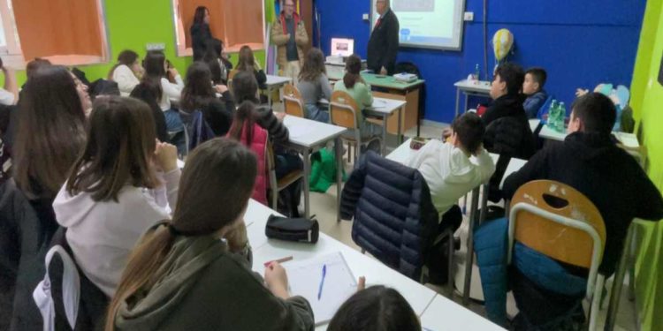 PRESSO LA “SCOTTI” DI ISCHIA REALIZZATO UN PROGETTO DIDATTICO SULLA STORIA DELLA BOTTIGLIA CON MESSAGGIO GIUNTA A BACOLI DA MAIORCA