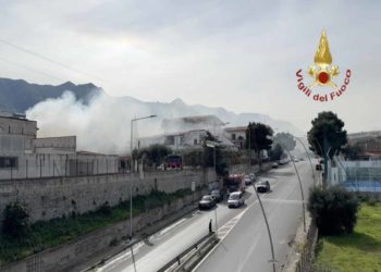 Palermo: In fiamme i magazzini di un’attività commerciale | Il video