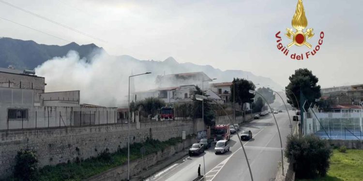 Palermo: In fiamme i magazzini di un’attività commerciale | Il video