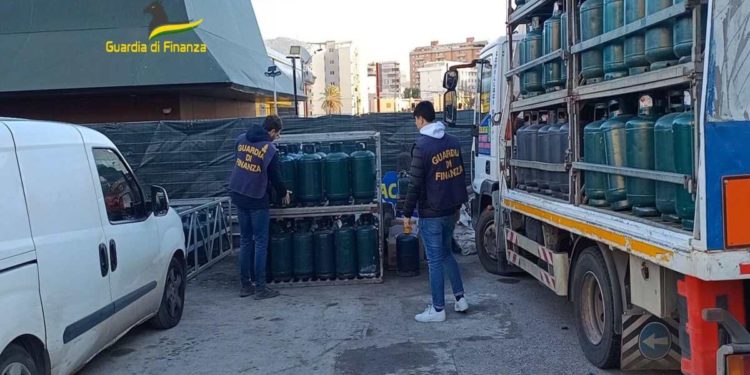 Parcheggio adibito a deposito di materiale esplodente