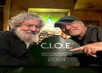 Ritorna per il secondo anno C.I.O.E.(’) il Centro Interdisciplinare Opportunità Espressive diretto da Lello Arena con Enzo De Caro che celebra i 71 anni di Massimo Troisi.