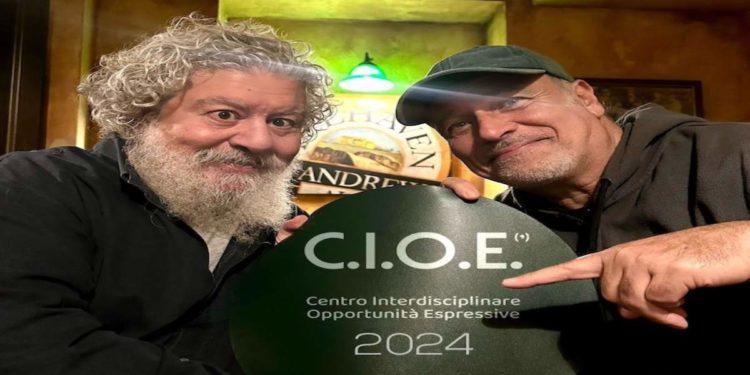 Ritorna per il secondo anno C.I.O.E.(’) il Centro Interdisciplinare Opportunità Espressive diretto da Lello Arena con Enzo De Caro che celebra i 71 anni di Massimo Troisi.
